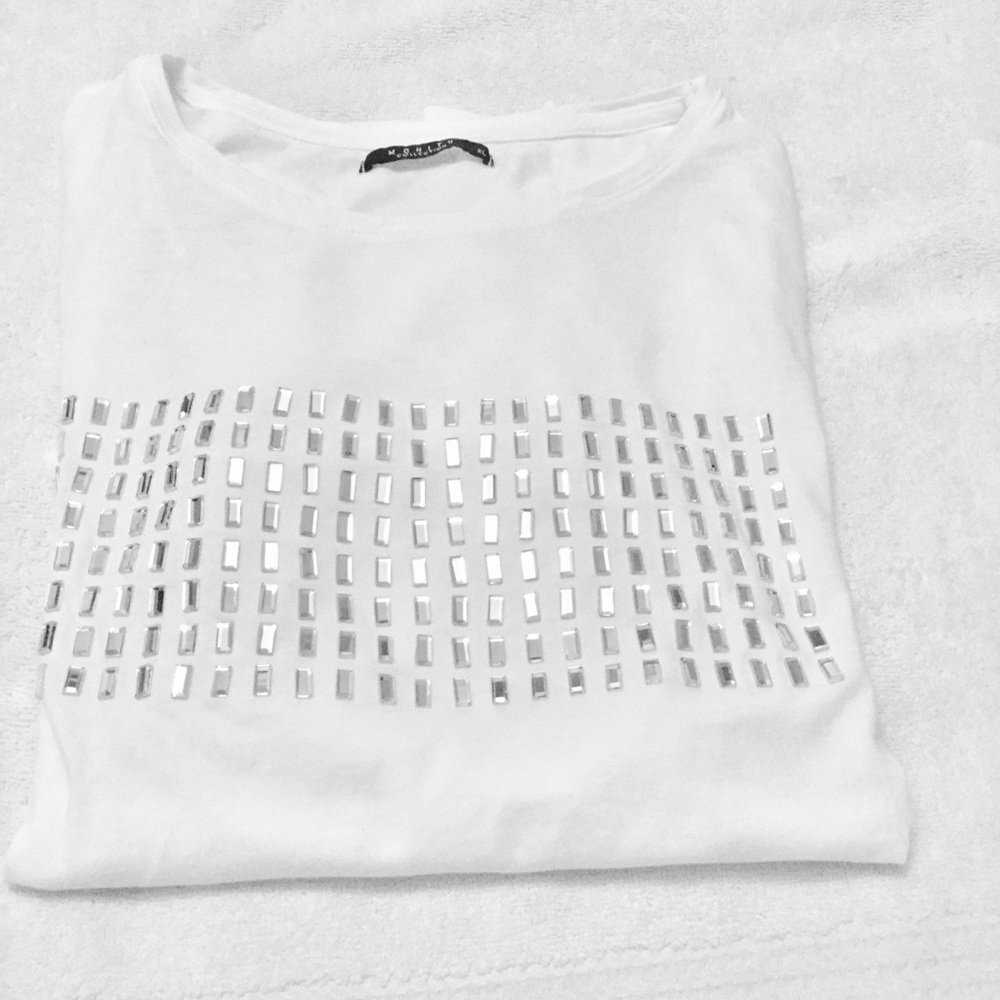 Stylish tee with mirror pattern. Size XL